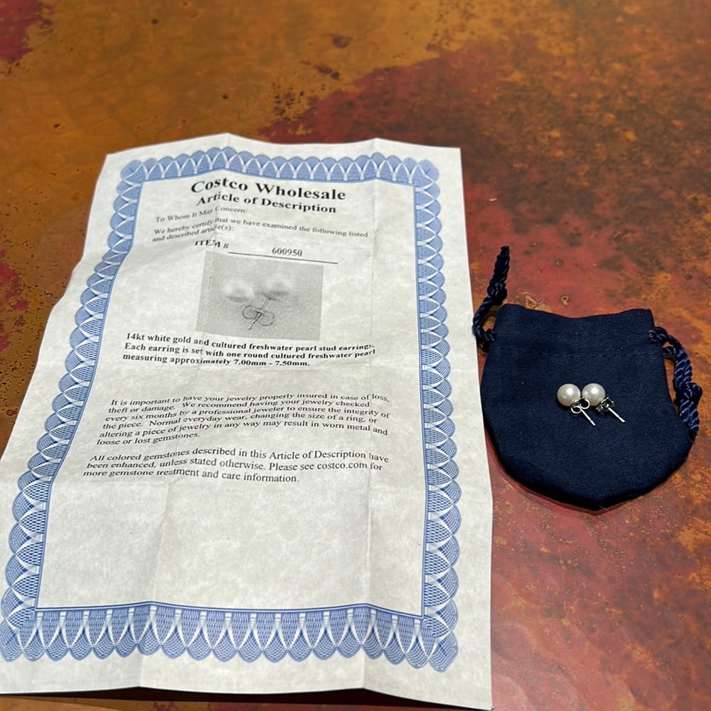 14Kt white gold and cultured freshwater pearl stud earrings,